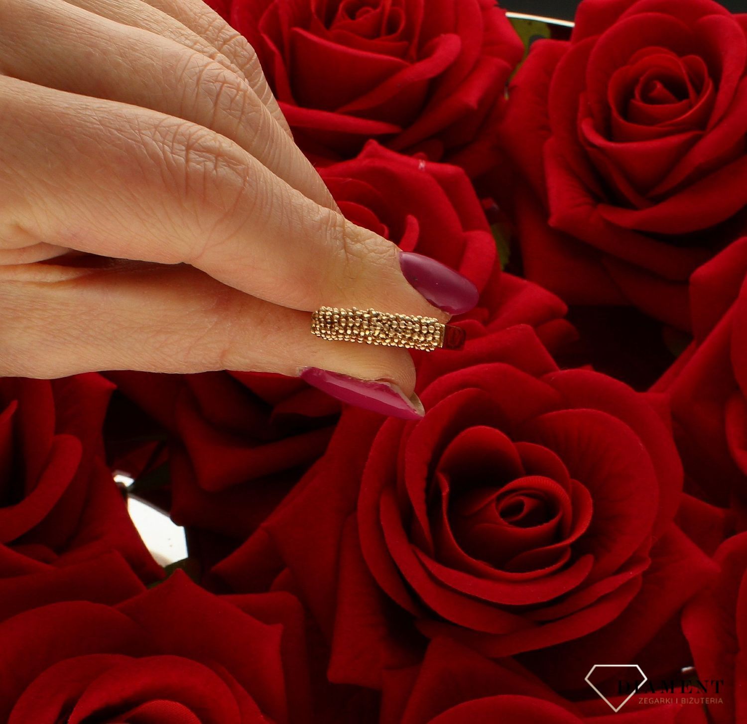 Złoty pierścionek 585 zdobiony kuleczkami złota DIA-PRS-7885-585. Przepiękny pierścionek wykonany z żółtego złota, który został bogato ozdobiony kulkami złota. Pierścionek z wysokiej jakości 14-karatowego żółtego złota. Świe (4).jpg