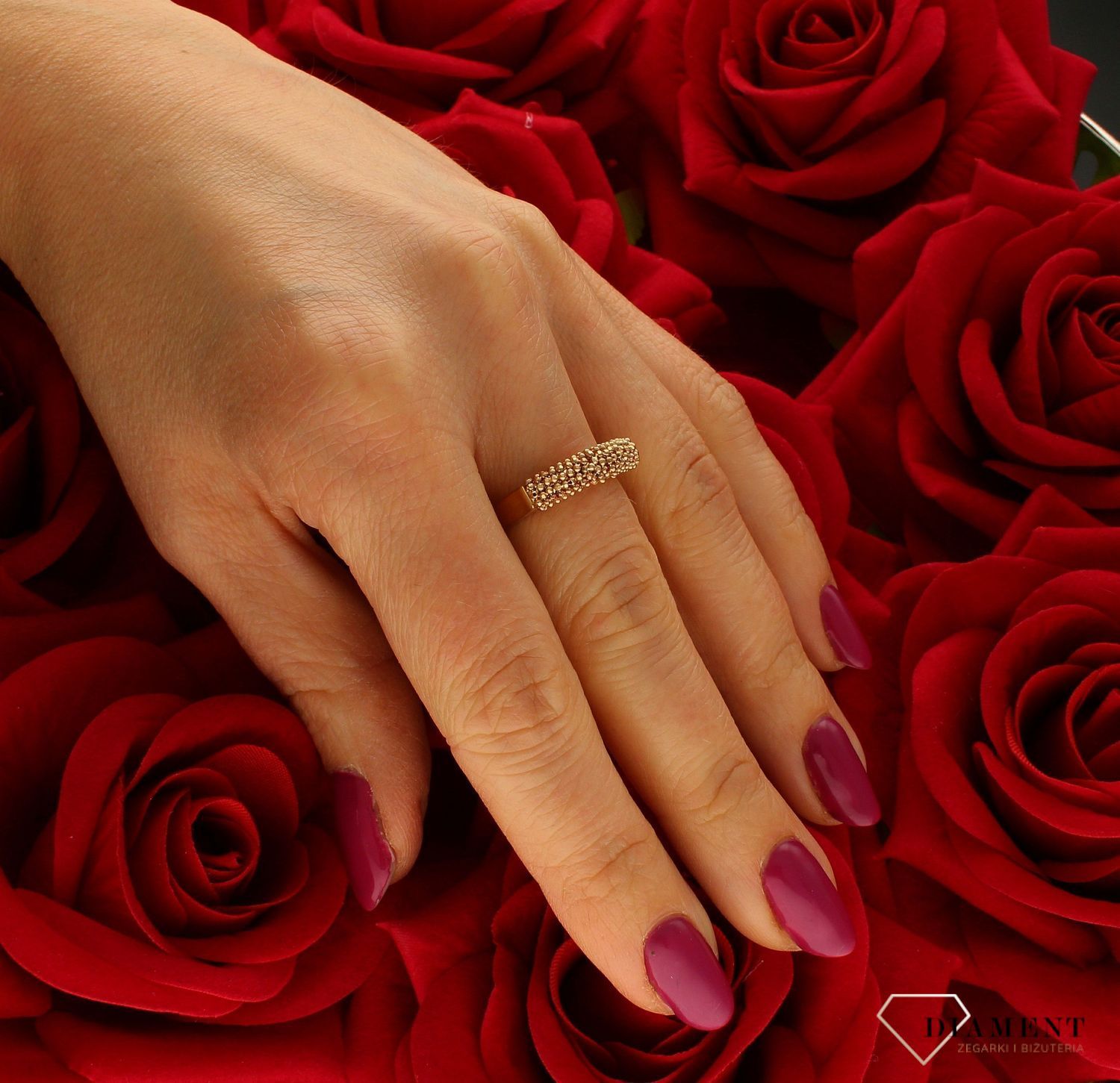 Złoty pierścionek 585 zdobiony kuleczkami złota DIA-PRS-7885-585. Przepiękny pierścionek wykonany z żółtego złota, który został bogato ozdobiony kulkami złota. Pierścionek z wysokiej jakości 14-karatowego żółtego złota. Świe (4).jpg