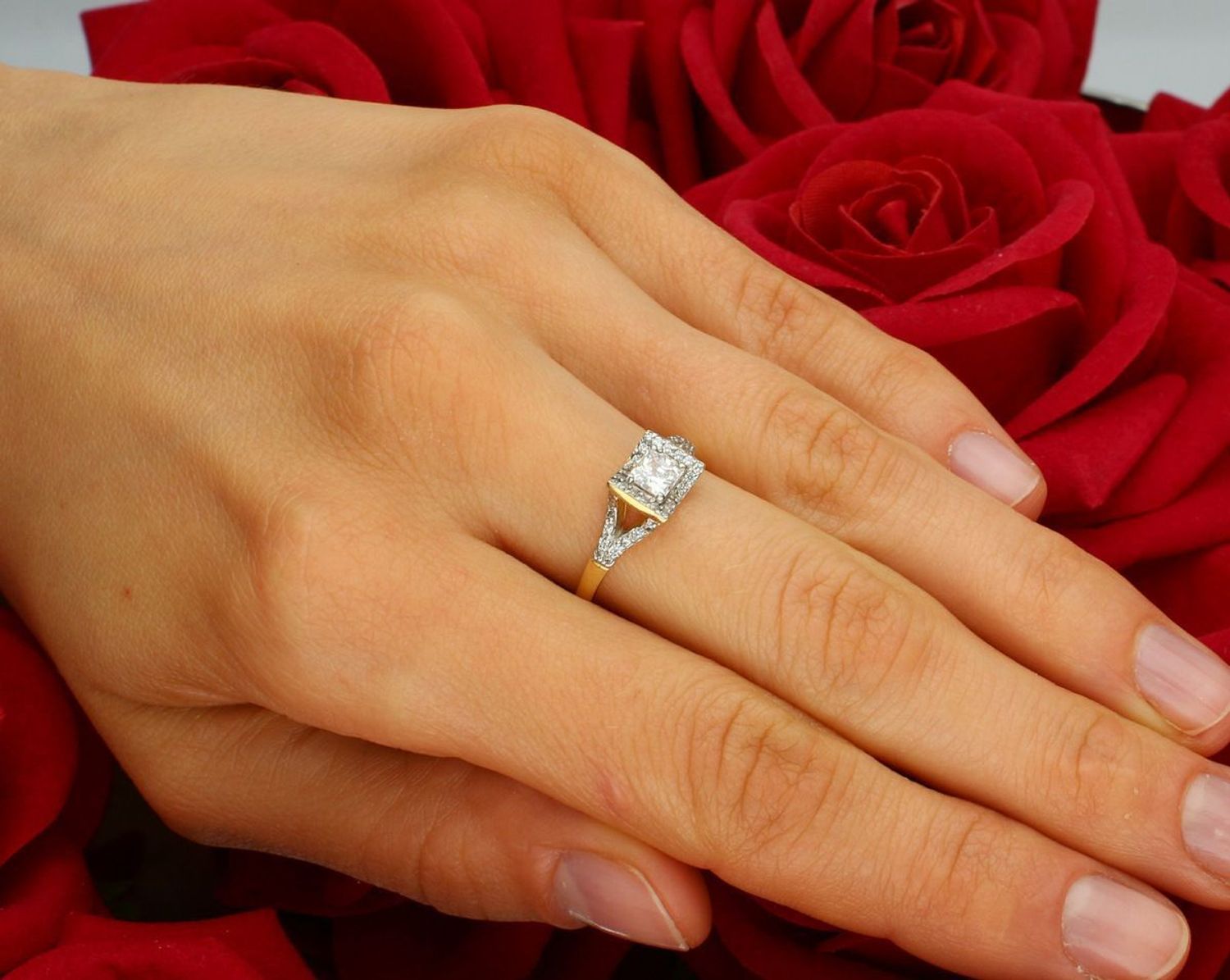 Złoty pierścionek damski próby 585, model DIA-PRS-7886-585. Waga 2,11 g, zdobiony cyrkoniami. Wielkość elementu górnego 8 mm x 7 mm, szerokość szyny pierścionka 2 mm. Elegancka 1.jpg