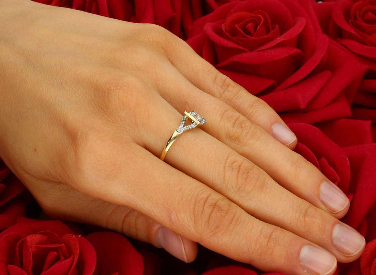 Złoty pierścionek damski próby 585, model DIA-PRS-7886-585. Waga 2,11 g, zdobiony cyrkoniami. Wielkość elementu górnego 8 mm x 7 mm, szerokość szyny pierścionka 2 mm. Elegancka 1.jpg