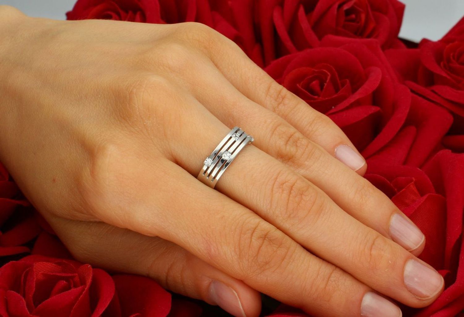 Elegancki pierścionek damski w formie obrączki z białego złota próby 585, model DIA-PRS-7887-585. Zdobiony cyrkoniami, szerokość 6 mm, waga 4,40 g. Klasa, blask i trwałość.1.jpg