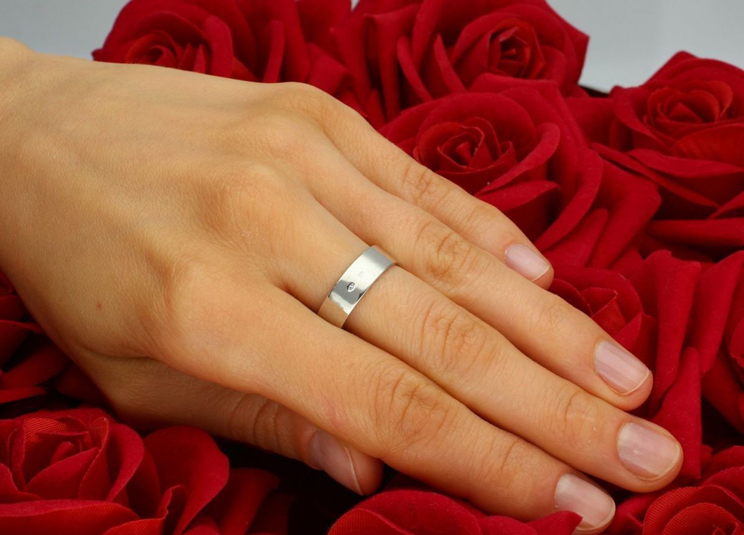 Elegancki pierścionek damski w formie obrączki z białego złota próby 585, model DIA-PRS-7887-585. Zdobiony cyrkoniami, szerokość 6 mm, waga 4,40 g. Klasa, blask i trwałość.1.jpg