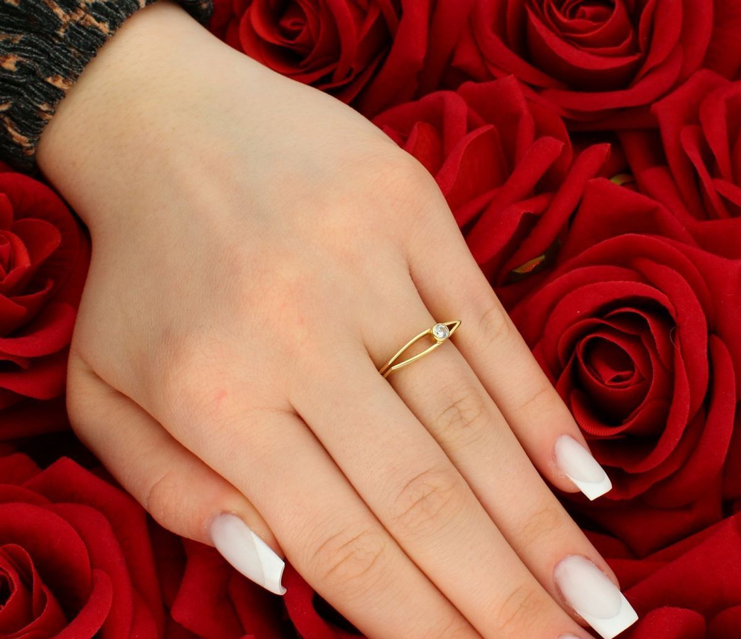 Złoty pierścionek prosta forma z błyszczącą cyrkonią próba 585 rozmiar 14, DIA-PRS-7888-585. Elegancki pierścionek wykonany z żółtego złota o próbie 585, wyróżniający się prostą 1.jpg