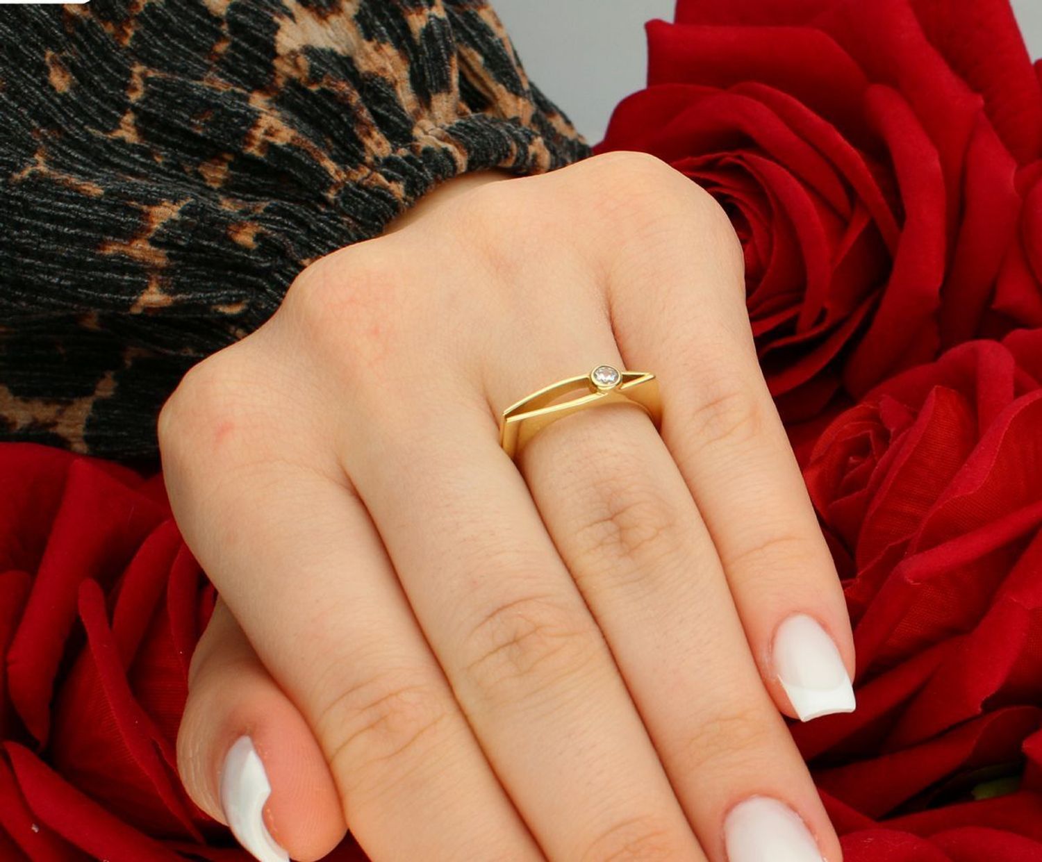 Złoty pierścionek prosta forma z błyszczącą cyrkonią próba 585 rozmiar 14, DIA-PRS-7888-585. Elegancki pierścionek wykonany z żółtego złota o próbie 585, wyróżniający się prostą 1.jpg