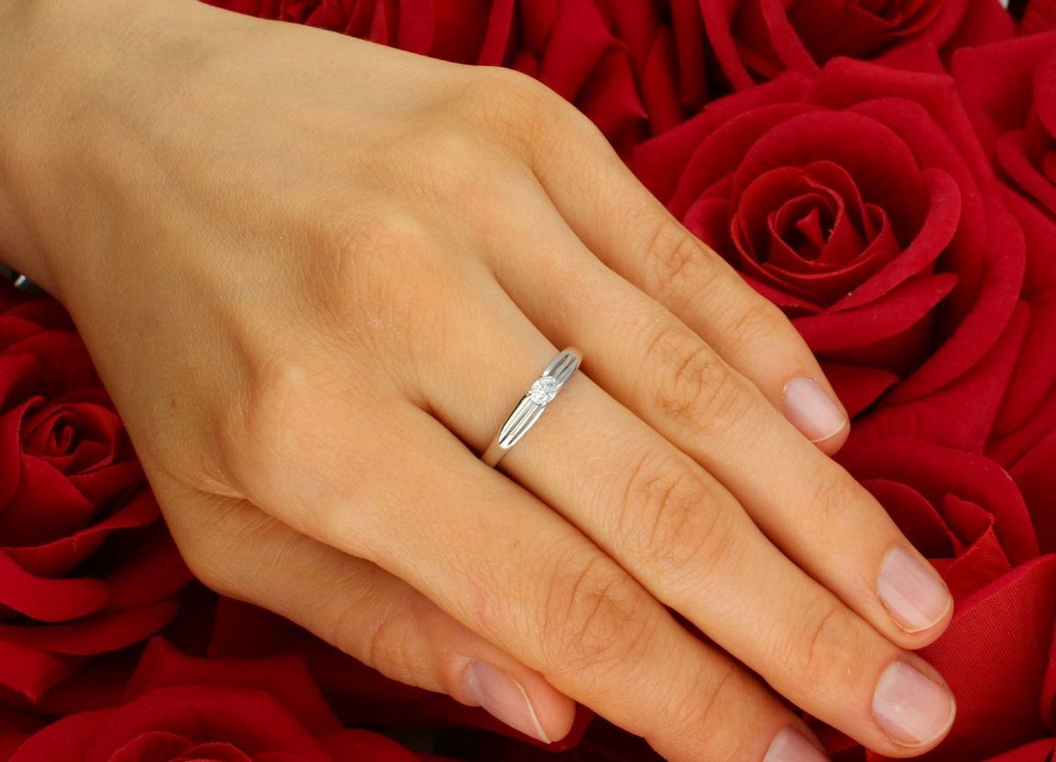 Pierścionek damski z białego złota próby 585 DIA-PRS-7889-585 z centralną cyrkonią. Waga 2,30 g, szerokość górnej części 3 mm, dolnej szyny 2 mm. Subtelna klasyka i elegancja.1.jpg