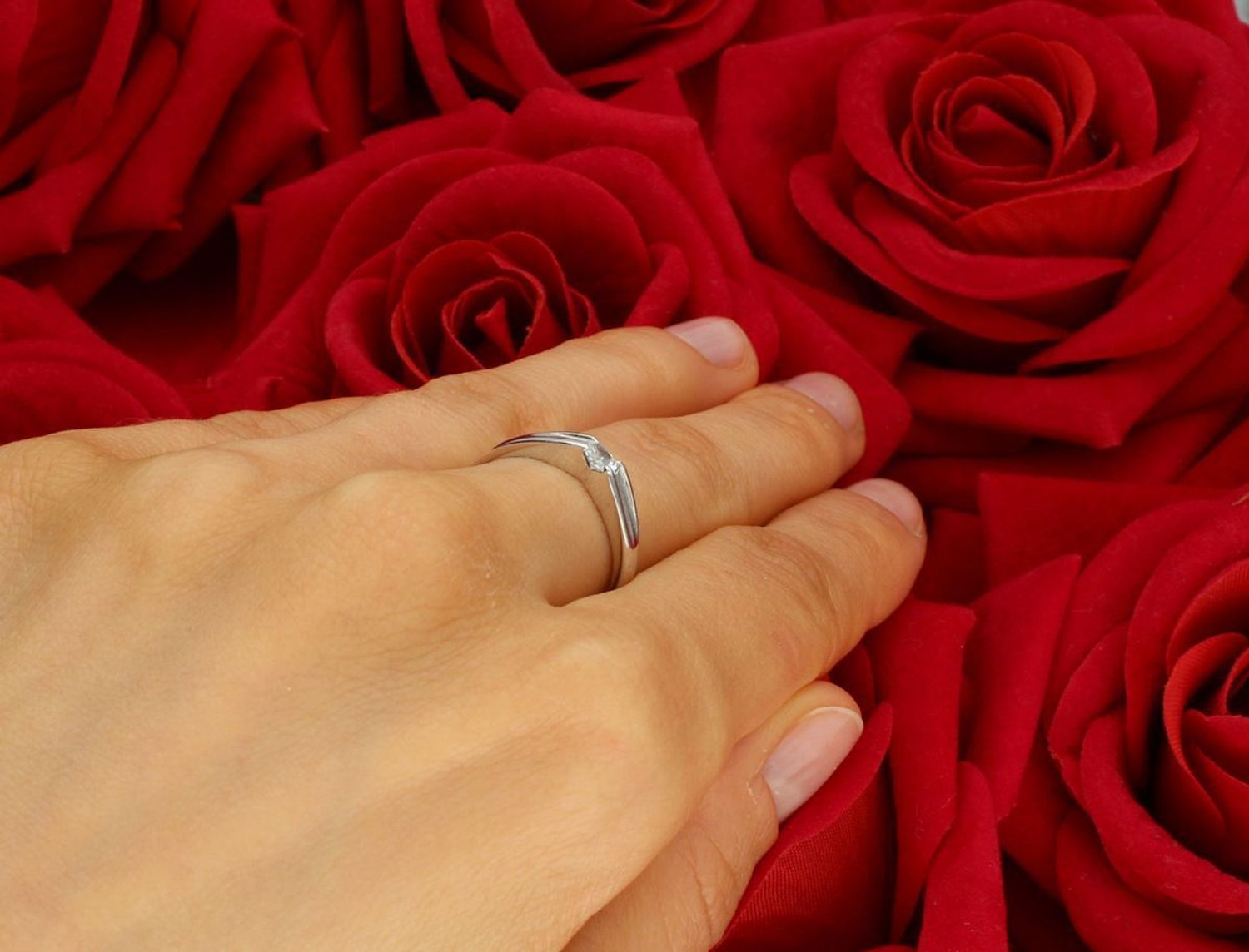 Pierścionek damski z białego złota próby 585 DIA-PRS-7889-585 z centralną cyrkonią. Waga 2,30 g, szerokość górnej części 3 mm, dolnej szyny 2 mm. Subtelna klasyka i elegancja.1.jpg