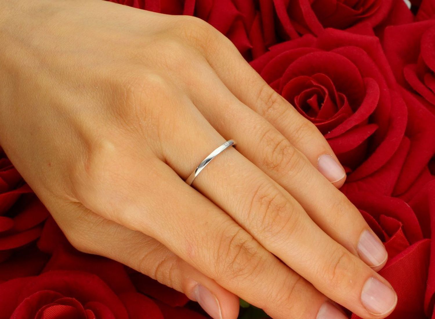 Pierścionek damski z białego złota próby 585 DIA-PRS-7889-585 z centralną cyrkonią. Waga 2,30 g, szerokość górnej części 3 mm, dolnej szyny 2 mm. Subtelna klasyka i elegancja.1.jpg