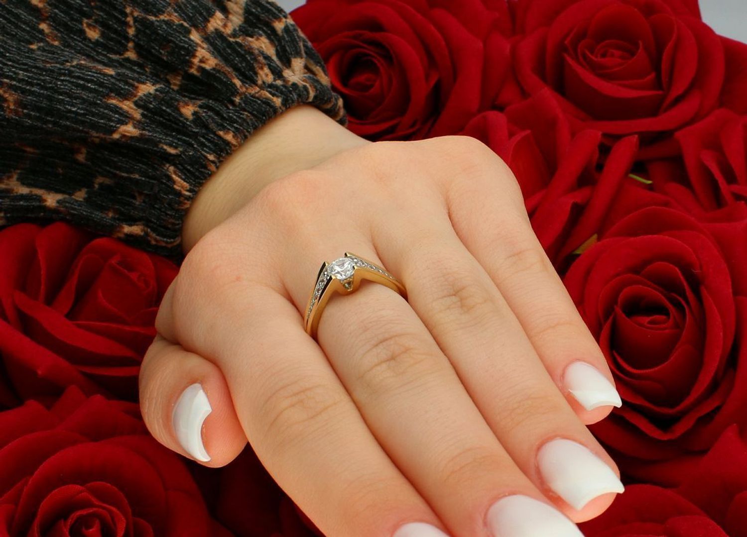 Złoty pierścionek zaręczynowy ozdobiony cyrkoniami próba 585 rozmiar 14, DIA-PRS-7890-585. Złoty pierścionek zaręczynowy ozdobiony cyrkoniami próba 585 to symbol miłości i elegancji. 1.jpg