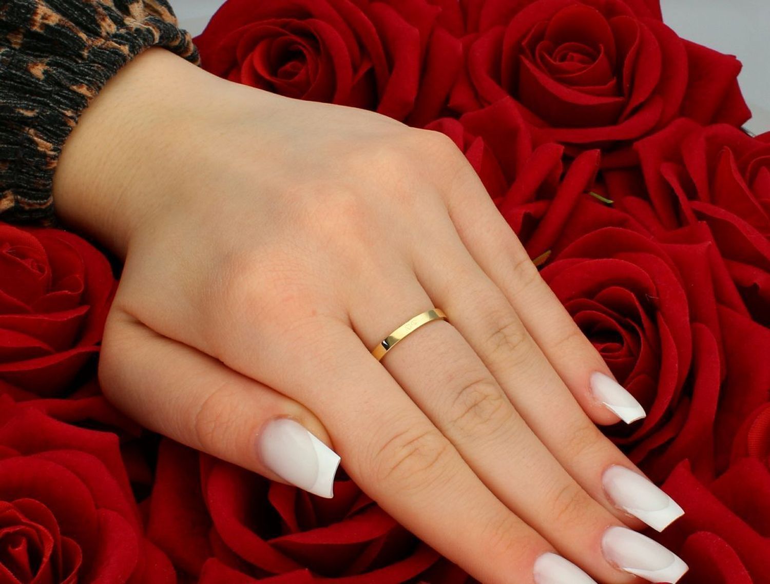 Złoty pierścionek zaręczynowy ozdobiony cyrkoniami próba 585 rozmiar 14, DIA-PRS-7890-585. Złoty pierścionek zaręczynowy ozdobiony cyrkoniami próba 585 to symbol miłości i elegancji. 1.jpg