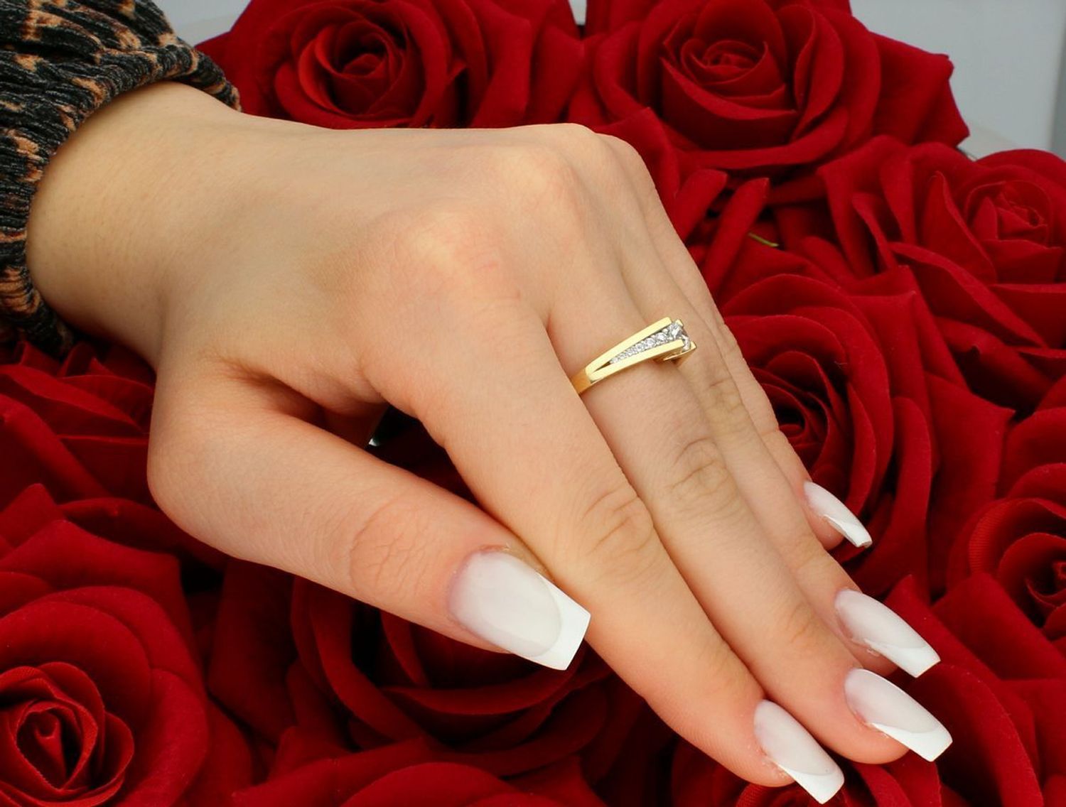 Złoty pierścionek zaręczynowy ozdobiony cyrkoniami próba 585 rozmiar 14, DIA-PRS-7890-585. Złoty pierścionek zaręczynowy ozdobiony cyrkoniami próba 585 to symbol miłości i elegancji. 1.jpg