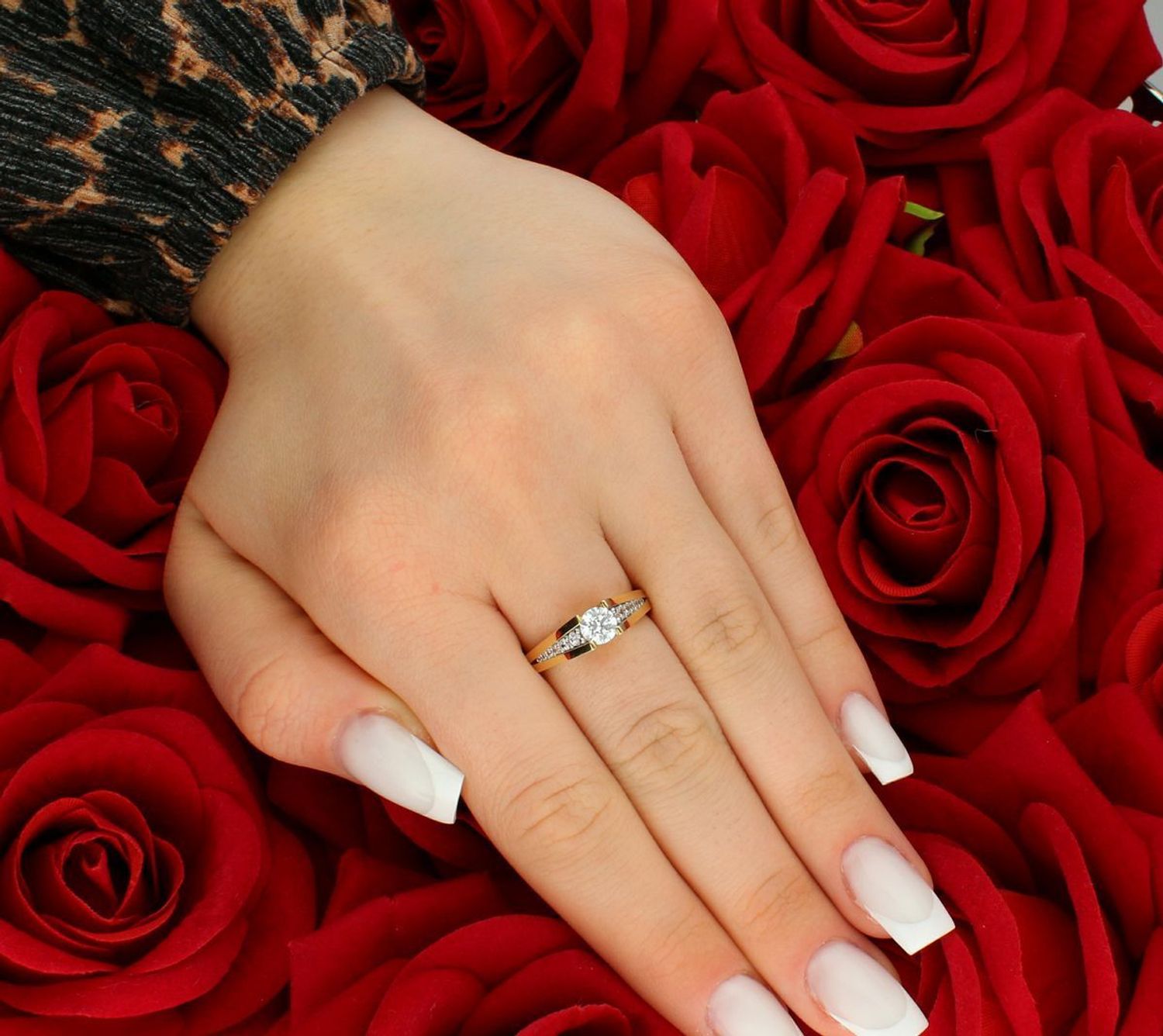 Złoty pierścionek zaręczynowy ozdobiony cyrkoniami próba 585 rozmiar 14, DIA-PRS-7890-585. Złoty pierścionek zaręczynowy ozdobiony cyrkoniami próba 585 to symbol miłości i elegancji. 1.jpg