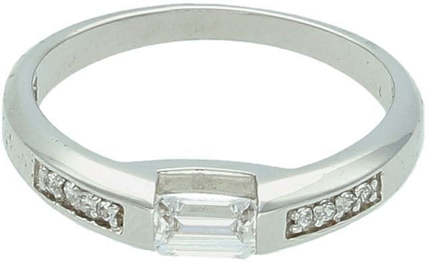 Elegancki pierścionek damski z białego złota próby 585, zdobiony cyrkoniami. Waga 2,55 g, rozmiar 14, szerokość góry 3 mm, szyna dolna 1 mm. Idealny na prezent lub zaręczyny.1.jpg