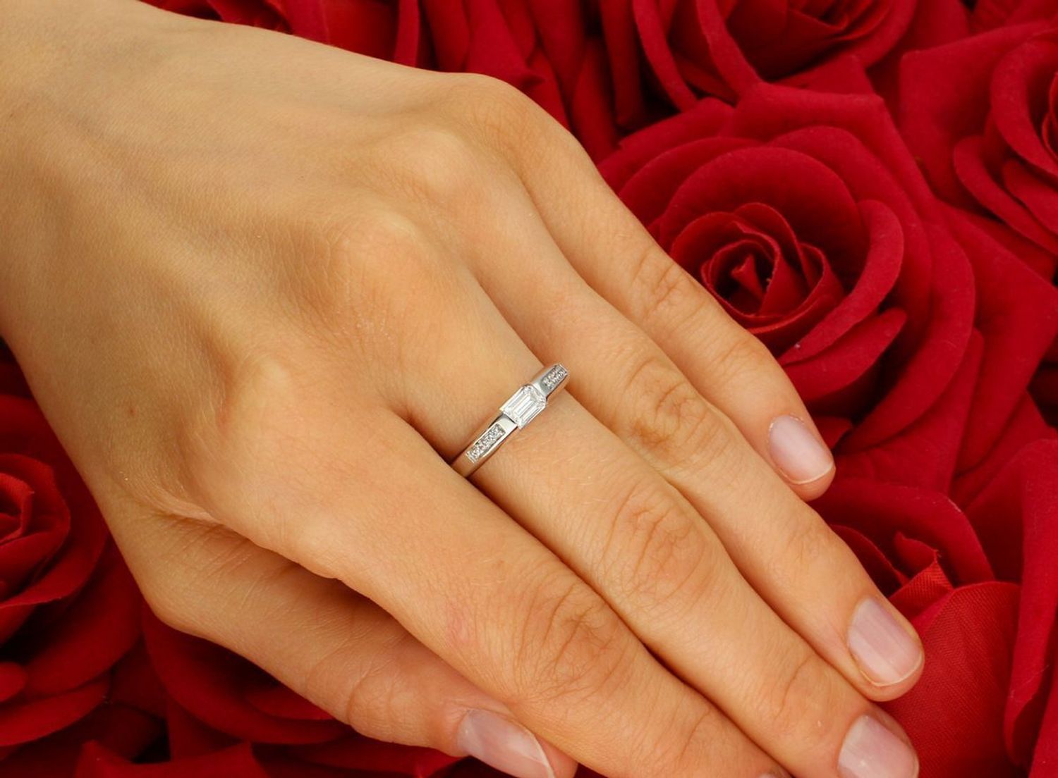 Elegancki pierścionek damski z białego złota próby 585, zdobiony cyrkoniami. Waga 2,55 g, rozmiar 14, szerokość góry 3 mm, szyna dolna 1 mm. Idealny na prezent lub zaręczyny.1.jpg