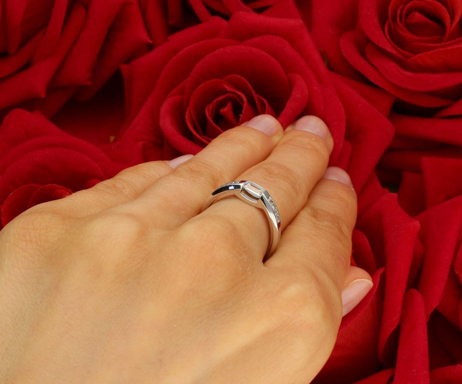 Elegancki pierścionek damski z białego złota próby 585, zdobiony cyrkoniami. Waga 2,55 g, rozmiar 14, szerokość góry 3 mm, szyna dolna 1 mm. Idealny na prezent lub zaręczyny.1.jpg