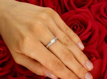 Elegancki pierścionek damski z białego złota próby 585, zdobiony cyrkoniami. Waga 2,55 g, rozmiar 14, szerokość góry 3 mm, szyna dolna 1 mm. Idealny na prezent lub zaręczyny.2.jpg