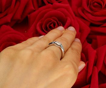 Elegancki pierścionek damski z białego złota próby 585, zdobiony cyrkoniami. Waga 2,55 g, rozmiar 14, szerokość góry 3 mm, szyna dolna 1 mm. Idealny na prezent lub zaręczyny.3.jpg