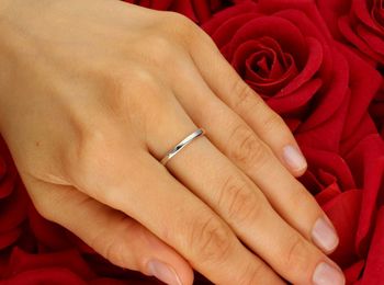 Elegancki pierścionek damski z białego złota próby 585, zdobiony cyrkoniami. Waga 2,55 g, rozmiar 14, szerokość góry 3 mm, szyna dolna 1 mm. Idealny na prezent lub zaręczyny.4.jpg