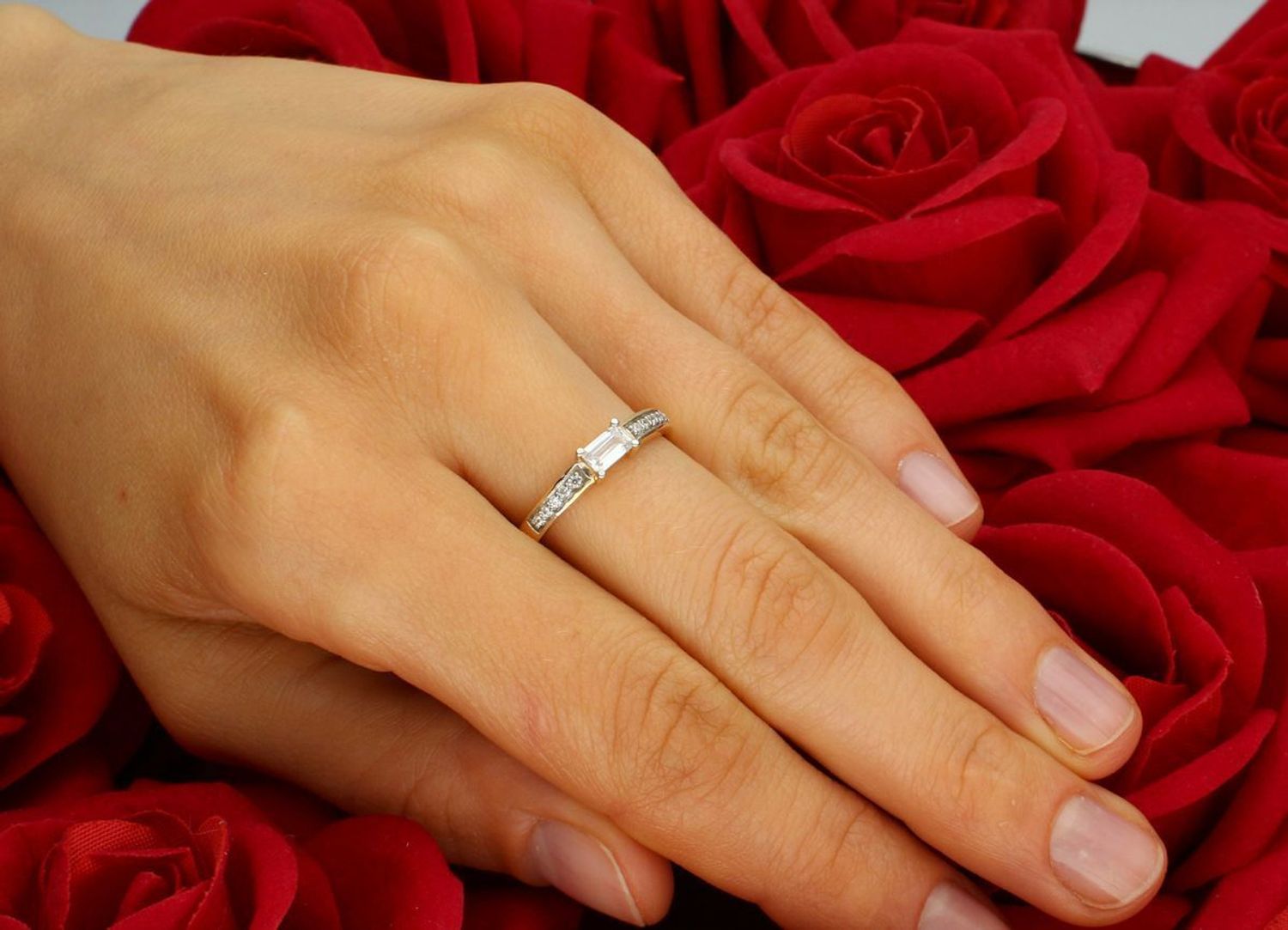 Złoty pierścionek damski próby 585, model DIA-PRS-7893-585. Waga 2,28 g, zdobiony cyrkoniami. Szerokość górnej części pierścionka 3 mm, szerokość dolnej szyny pierścionka 2 mm, rozmiar 1.jpg