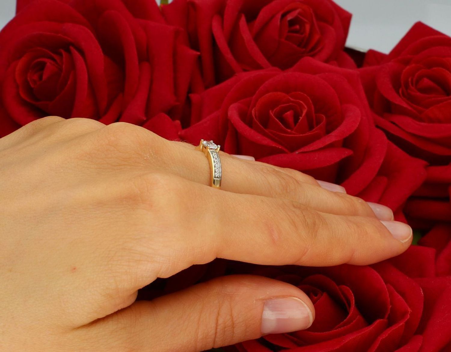 Złoty pierścionek damski próby 585, model DIA-PRS-7893-585. Waga 2,28 g, zdobiony cyrkoniami. Szerokość górnej części pierścionka 3 mm, szerokość dolnej szyny pierścionka 2 mm, rozmiar 1.jpg