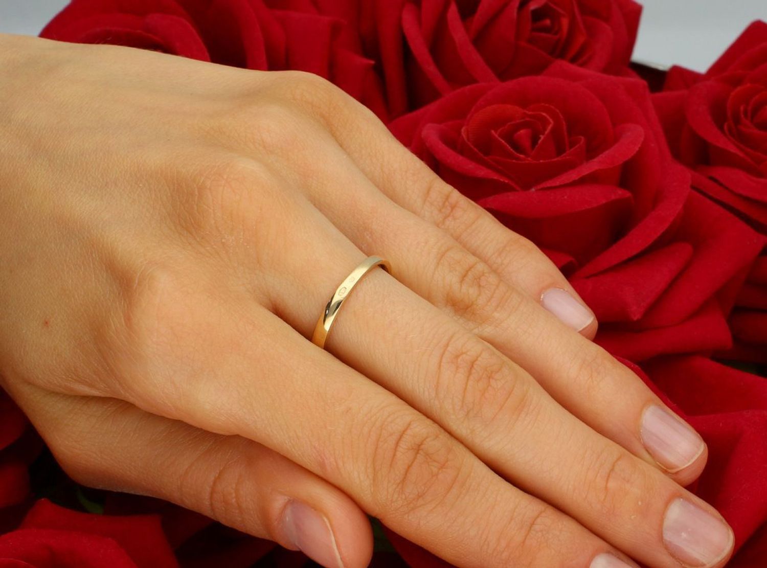 Złoty pierścionek damski próby 585, model DIA-PRS-7893-585. Waga 2,28 g, zdobiony cyrkoniami. Szerokość górnej części pierścionka 3 mm, szerokość dolnej szyny pierścionka 2 mm, rozmiar 1.jpg