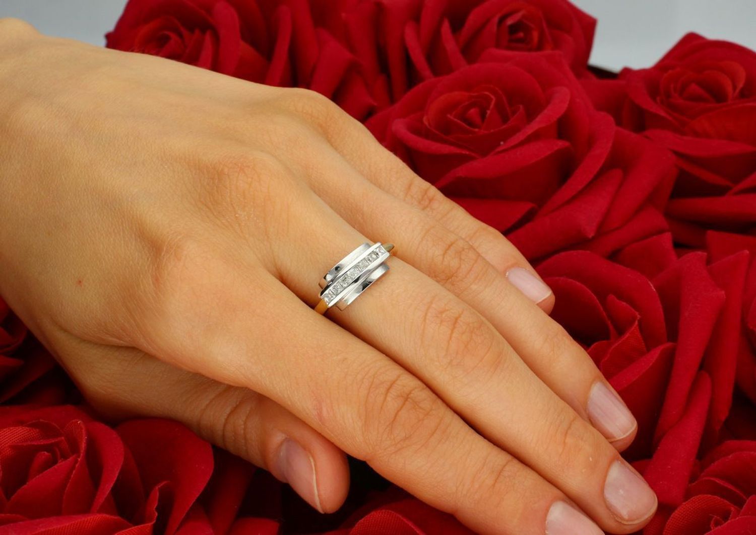 Złoty pierścionek damski próby 585 z pasem białego złota i cyrkonią. Masa 4,70 g, szerokość górna 7 mm, dolna szyna 2 mm. Model DIA-PRS-7894-585 – elegancki, dwukolorowy 1.jpg