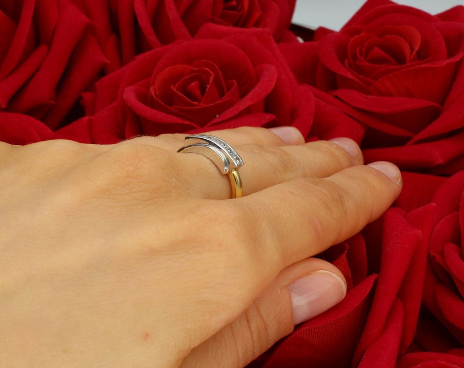 Złoty pierścionek damski próby 585 z pasem białego złota i cyrkonią. Masa 4,70 g, szerokość górna 7 mm, dolna szyna 2 mm. Model DIA-PRS-7894-585 – elegancki, dwukolorowy 1.jpg