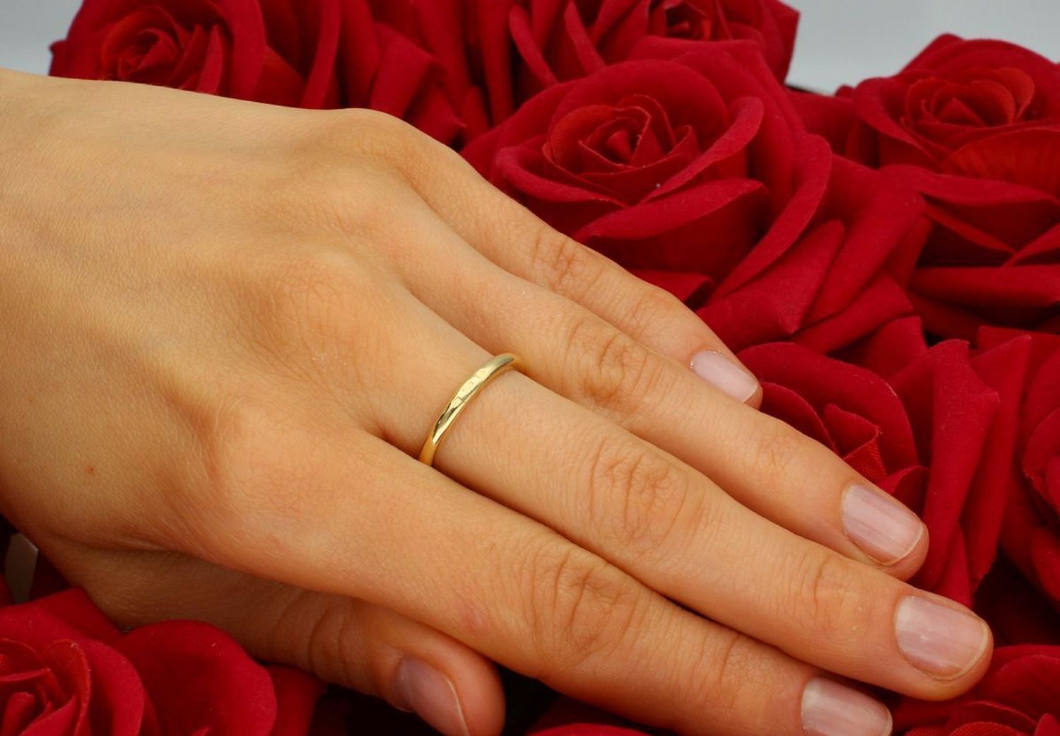 Złoty pierścionek damski próby 585 z pasem białego złota i cyrkonią. Masa 4,70 g, szerokość górna 7 mm, dolna szyna 2 mm. Model DIA-PRS-7894-585 – elegancki, dwukolorowy 1.jpg