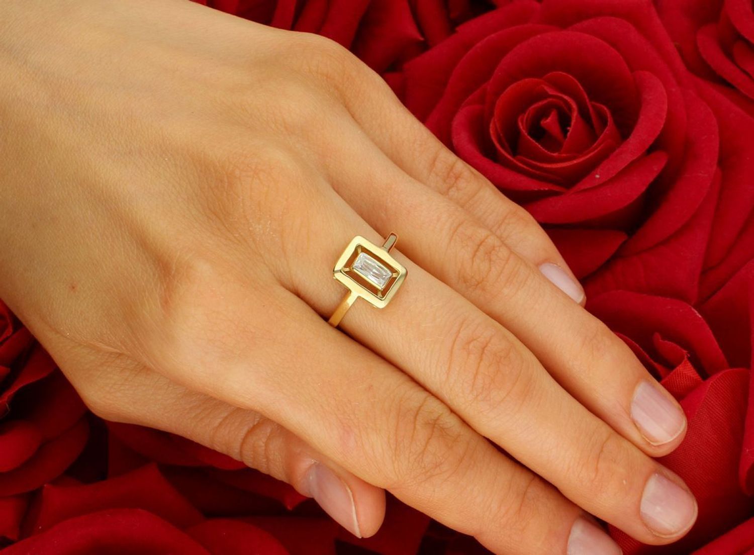 Wyjątkowy pierścionek złoty próby 585 o geometrycznej formie, zdobiony prostokątną cyrkonią. Waga 2,98 g, wymiary elementu ozdobnego 9 mm x 1,1 cm, szyna 2 mm. Elegancja i styl w nowoczesnej 1.jpg