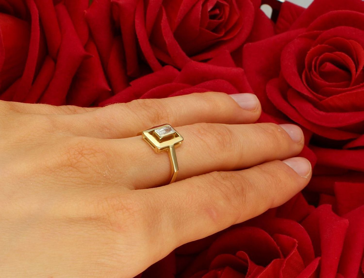 Wyjątkowy pierścionek złoty próby 585 o geometrycznej formie, zdobiony prostokątną cyrkonią. Waga 2,98 g, wymiary elementu ozdobnego 9 mm x 1,1 cm, szyna 2 mm. Elegancja i styl w nowoczesnej 1.jpg