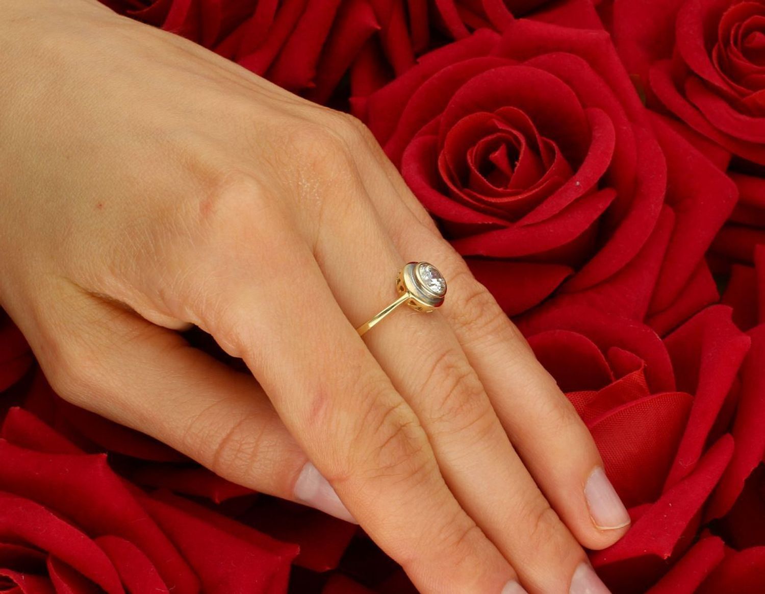 Złoty pierścionek damski próba 585 z okrągłą cyrkonią – model DIA-PRS-7897-585 o wadze 2,90 g z ozdobą o średnicy 1 cm. Stylowy i elegancki dodatek na każdą okazję.1.jpg
