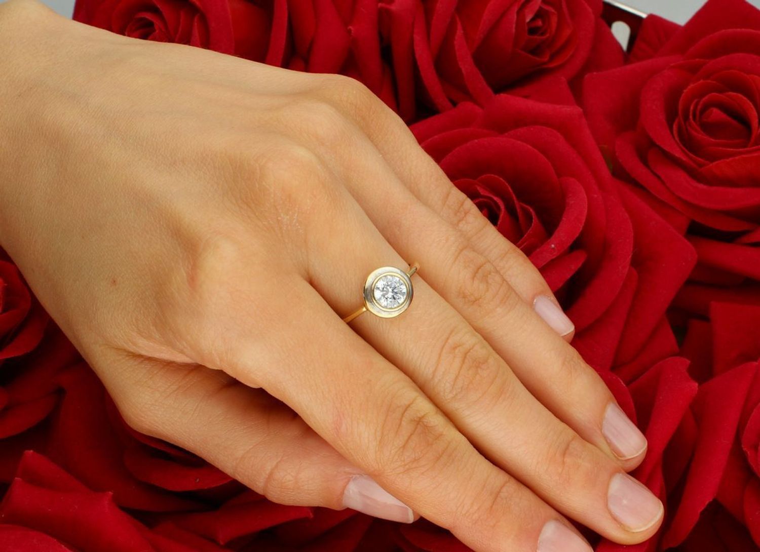 Złoty pierścionek damski próba 585 z okrągłą cyrkonią – model DIA-PRS-7897-585 o wadze 2,90 g z ozdobą o średnicy 1 cm. Stylowy i elegancki dodatek na każdą okazję.1.jpg