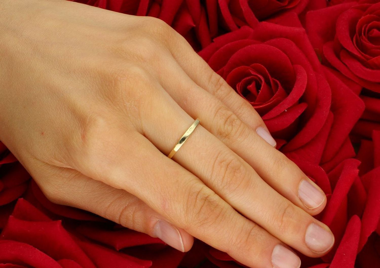 Złoty pierścionek damski próba 585 z okrągłą cyrkonią – model DIA-PRS-7897-585 o wadze 2,90 g z ozdobą o średnicy 1 cm. Stylowy i elegancki dodatek na każdą okazję.1.jpg