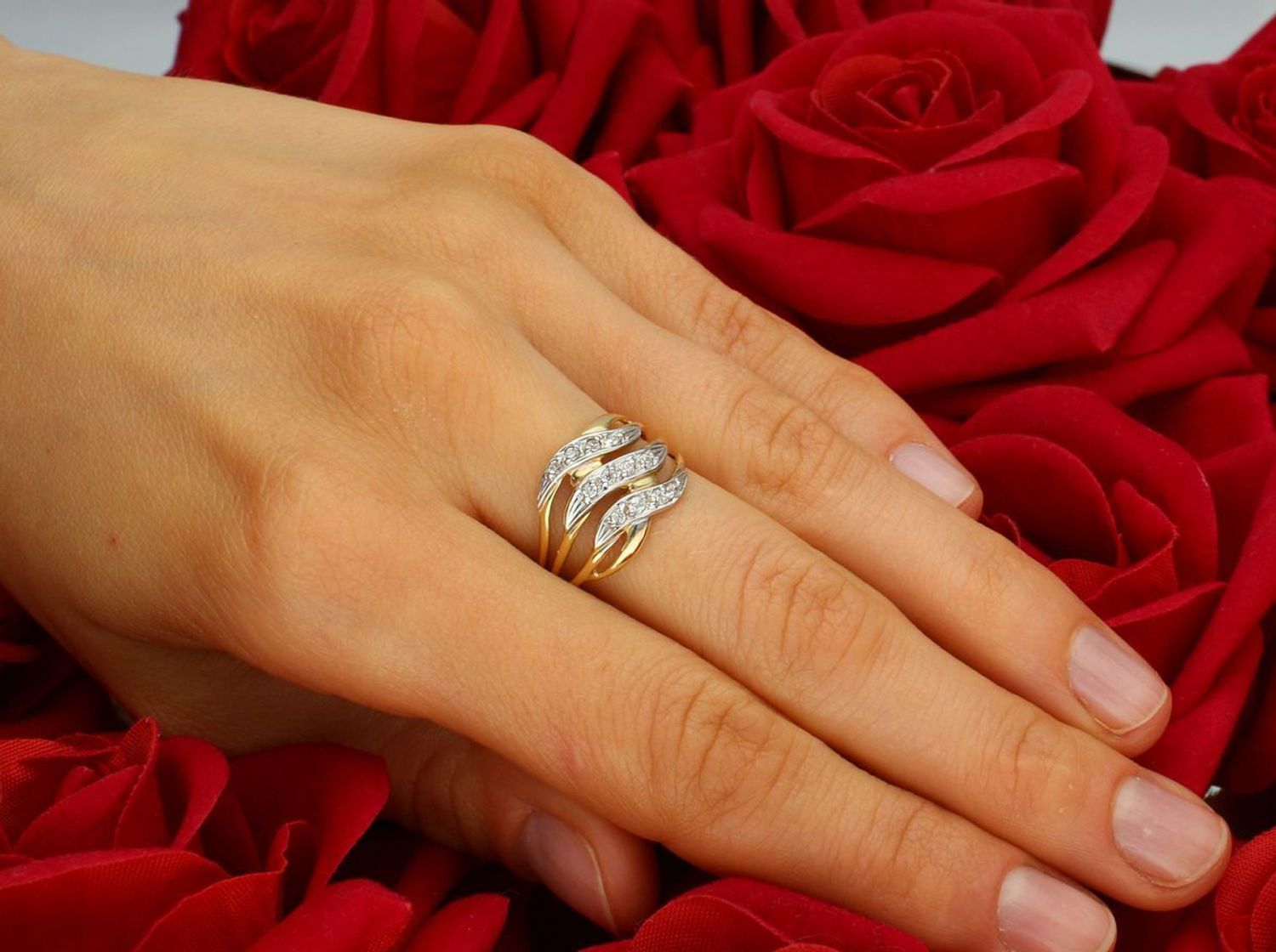 Złoty pierścionek damski próby 585, model DIA-PRS-7898-585. Waga 3,03 g, szeroka, przeplatana oprawa zdobiona cyrkoniami. Szerokość górnej części 1,3 cm, szerokość szyny 2 mm. Rozmiar 14. 2.jpg