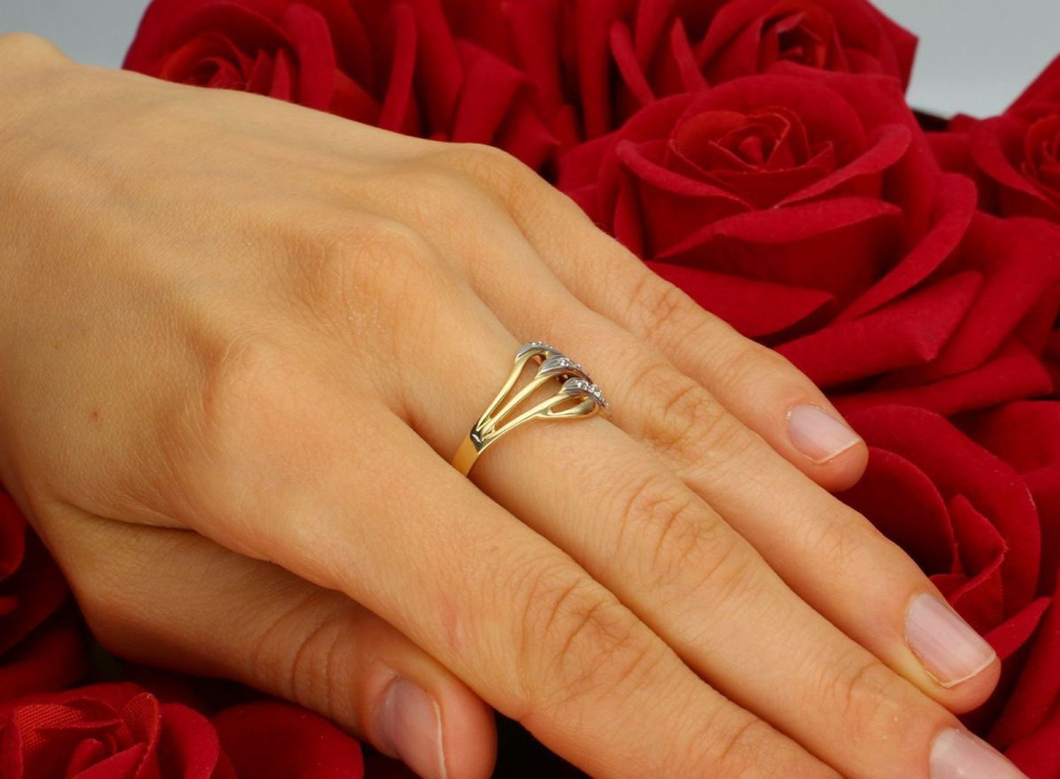 Złoty pierścionek damski próby 585, model DIA-PRS-7898-585. Waga 3,03 g, szeroka, przeplatana oprawa zdobiona cyrkoniami. Szerokość górnej części 1,3 cm, szerokość szyny 2 mm. Rozmiar 14. 2.jpg