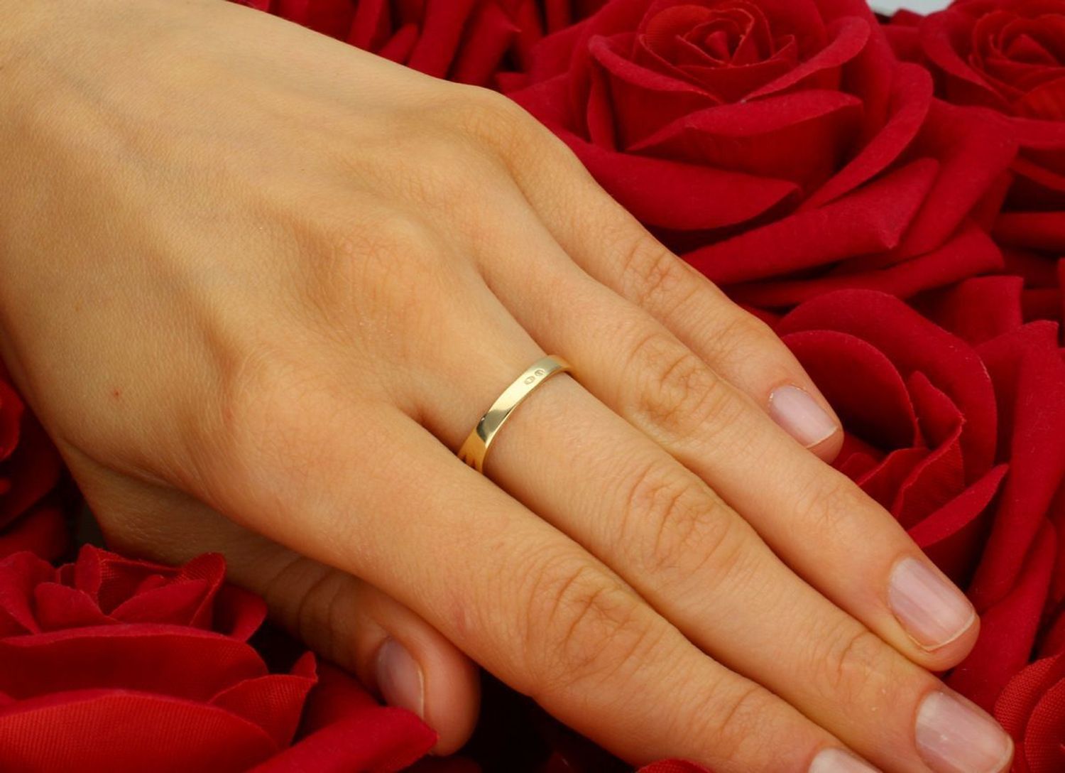 Złoty pierścionek damski próby 585, model DIA-PRS-7898-585. Waga 3,03 g, szeroka, przeplatana oprawa zdobiona cyrkoniami. Szerokość górnej części 1,3 cm, szerokość szyny 2 mm. Rozmiar 14. 2.jpg