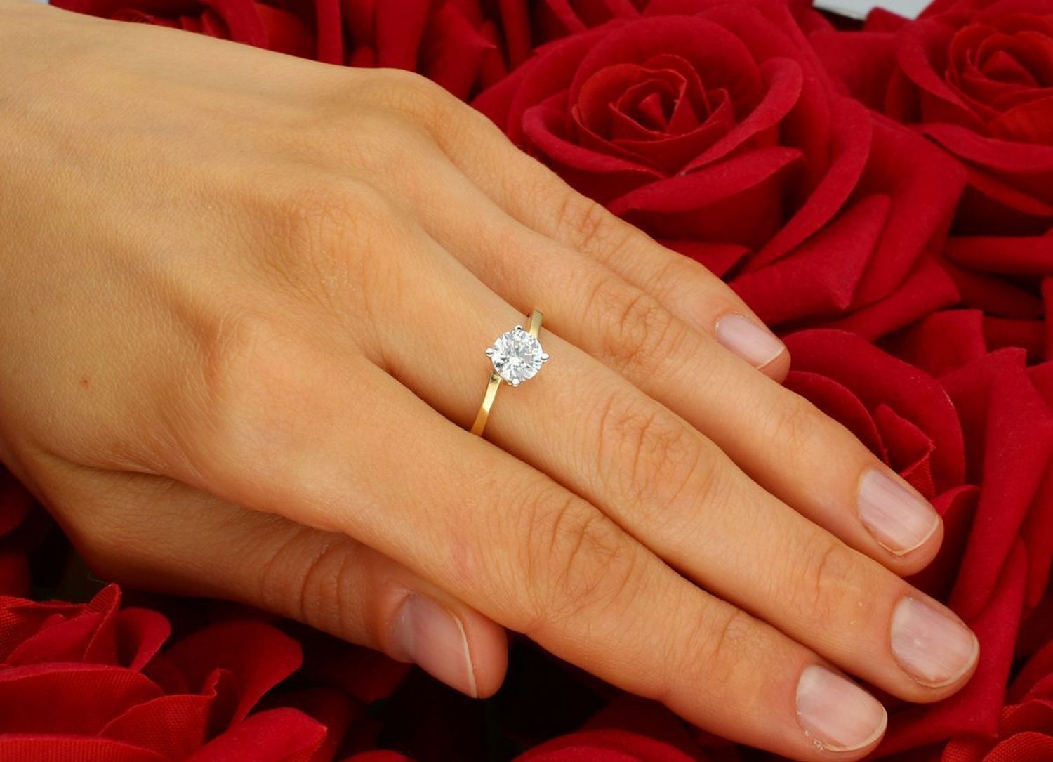 Złoty pierścionek damski z dużą białą cyrkonią. Waga 1,72 g, wielkość cyrkonii 6 mm, wysokość 5 mm, szerokość szyny 2 mm. Rozmiar 14. Elegancki pierścionek próby 585, doskonały na każdą okazję.1.jpg