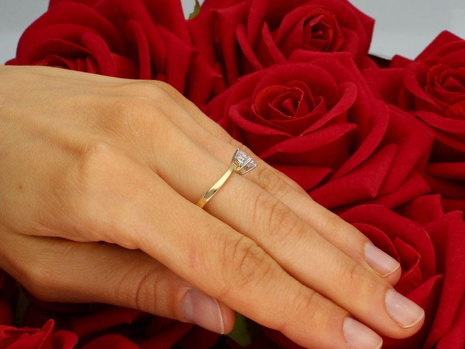 Złoty pierścionek damski z dużą białą cyrkonią. Waga 1,72 g, wielkość cyrkonii 6 mm, wysokość 5 mm, szerokość szyny 2 mm. Rozmiar 14. Elegancki pierścionek próby 585, doskonały na każdą okazję.1.jpg