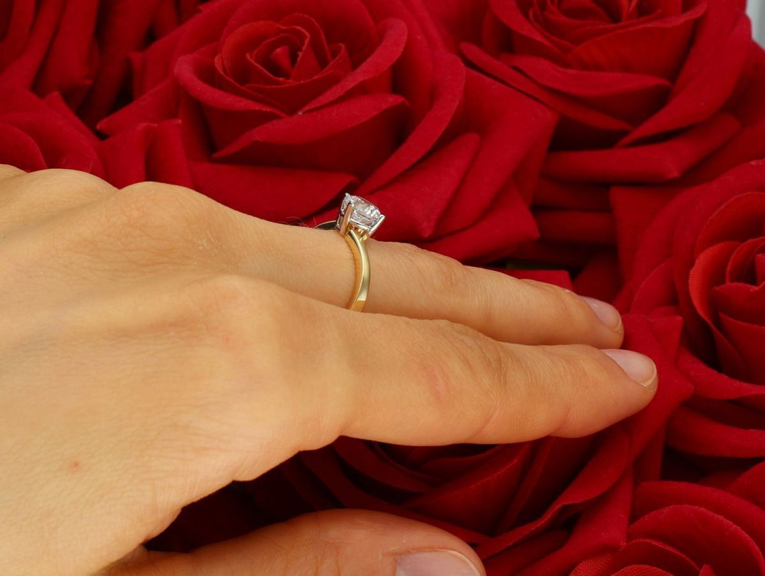 Złoty pierścionek damski z dużą białą cyrkonią. Waga 1,72 g, wielkość cyrkonii 6 mm, wysokość 5 mm, szerokość szyny 2 mm. Rozmiar 14. Elegancki pierścionek próby 585, doskonały na każdą okazję.1.jpg