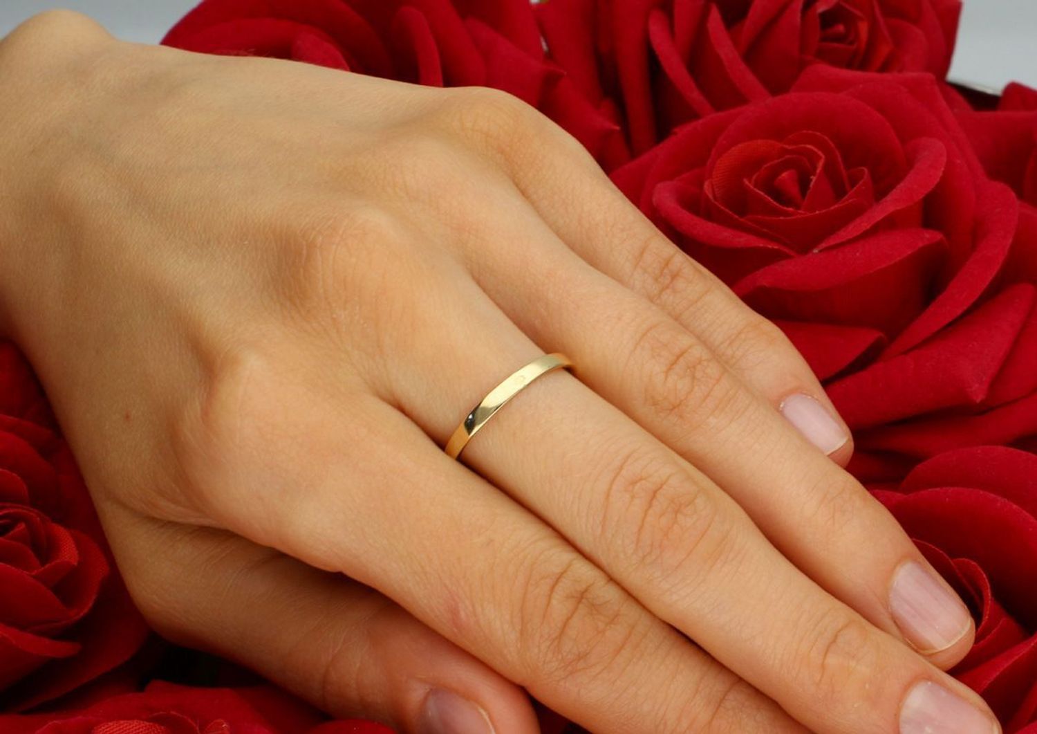 Złoty pierścionek damski z dużą białą cyrkonią. Waga 1,72 g, wielkość cyrkonii 6 mm, wysokość 5 mm, szerokość szyny 2 mm. Rozmiar 14. Elegancki pierścionek próby 585, doskonały na każdą okazję.1.jpg