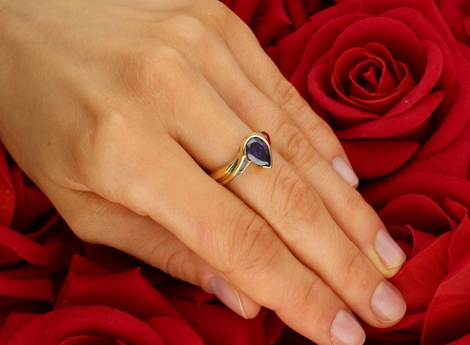 Elegancki pierścionek złoty próby 585 z dużą fioletową cyrkonią w kształcie łezki. Zdobiony białymi cyrkoniami. Waga 4,27 g, szerokość elementu ozdobnego 9 mm. Idealny na prezent 1.jpg