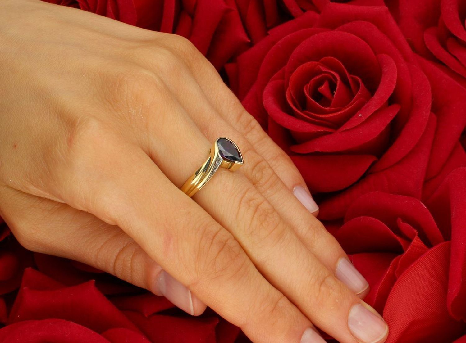 Elegancki pierścionek złoty próby 585 z dużą fioletową cyrkonią w kształcie łezki. Zdobiony białymi cyrkoniami. Waga 4,27 g, szerokość elementu ozdobnego 9 mm. Idealny na prezent 1.jpg