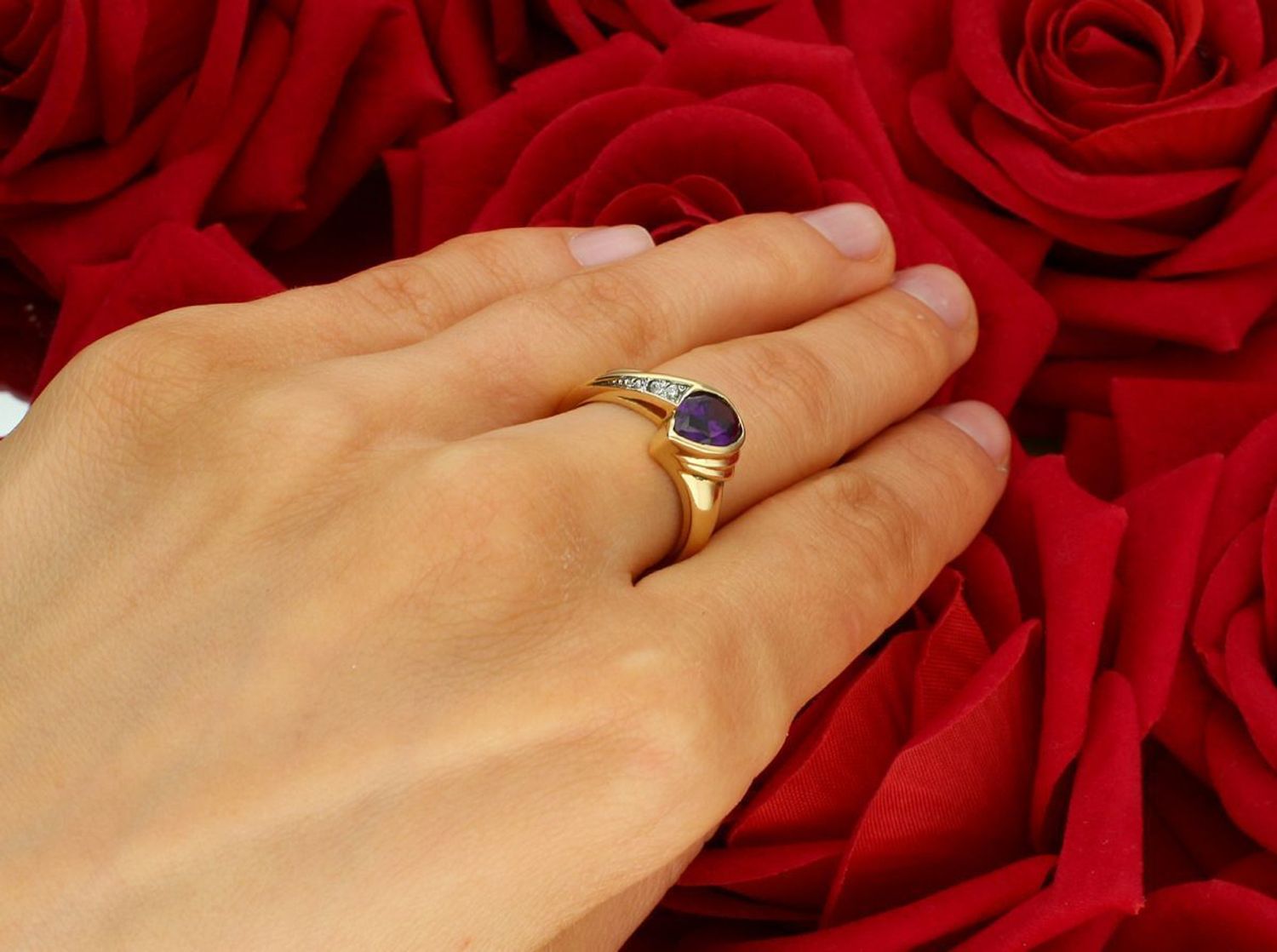 Elegancki pierścionek złoty próby 585 z dużą fioletową cyrkonią w kształcie łezki. Zdobiony białymi cyrkoniami. Waga 4,27 g, szerokość elementu ozdobnego 9 mm. Idealny na prezent 1.jpg