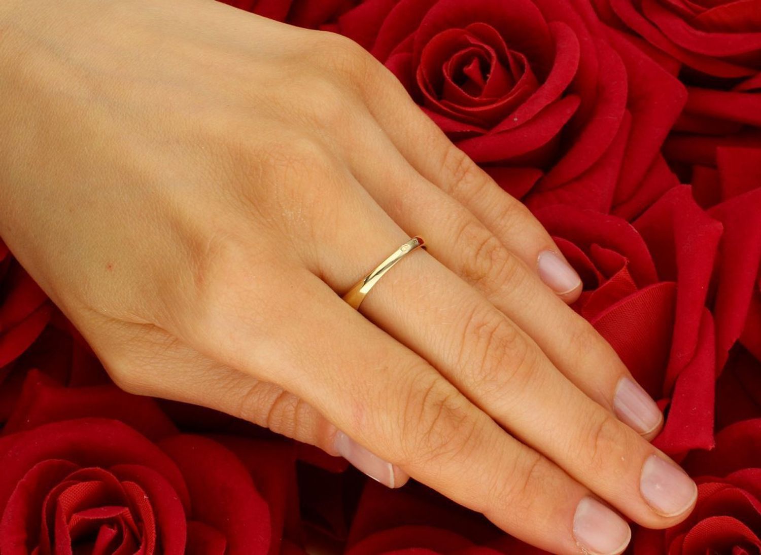 Elegancki pierścionek złoty próby 585 z dużą fioletową cyrkonią w kształcie łezki. Zdobiony białymi cyrkoniami. Waga 4,27 g, szerokość elementu ozdobnego 9 mm. Idealny na prezent 1.jpg