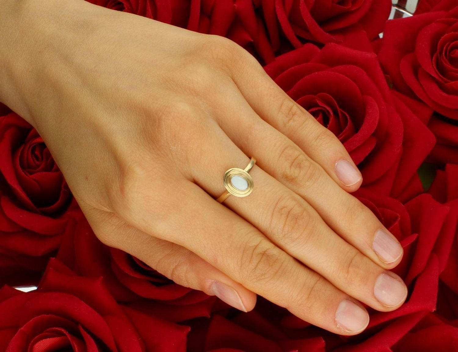 Złoty pierścionek damski próby 585 z owalnym białym kamieniem syntetycznym. Waga 2,15 g, wielkość elementu ozdobnego 1,0 cm x 7 mm, rozmiar 14. Elegancka biżuteria na co dzień.1.jpg