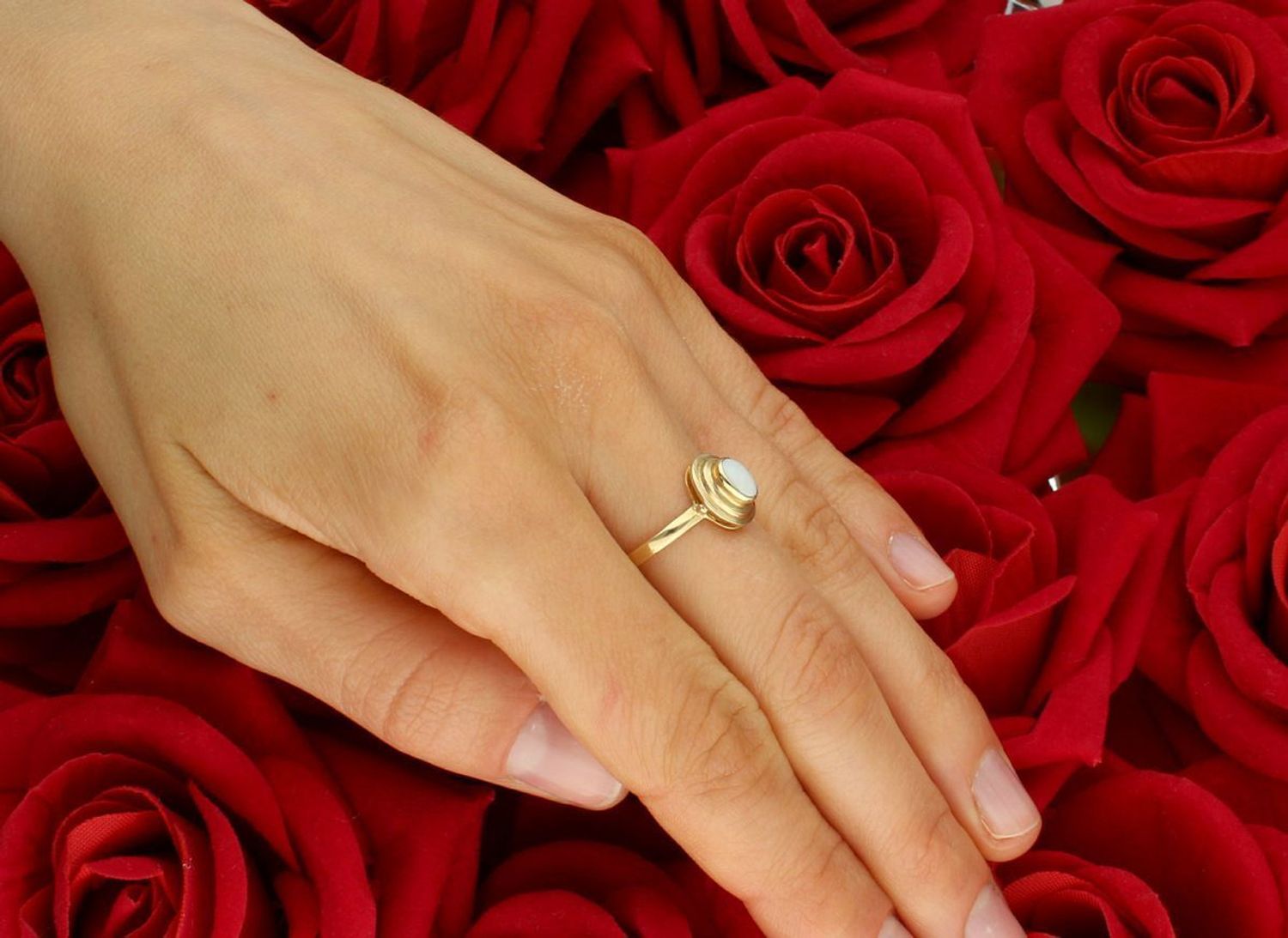 Złoty pierścionek damski próby 585 z owalnym białym kamieniem syntetycznym. Waga 2,15 g, wielkość elementu ozdobnego 1,0 cm x 7 mm, rozmiar 14. Elegancka biżuteria na co dzień.1.jpg