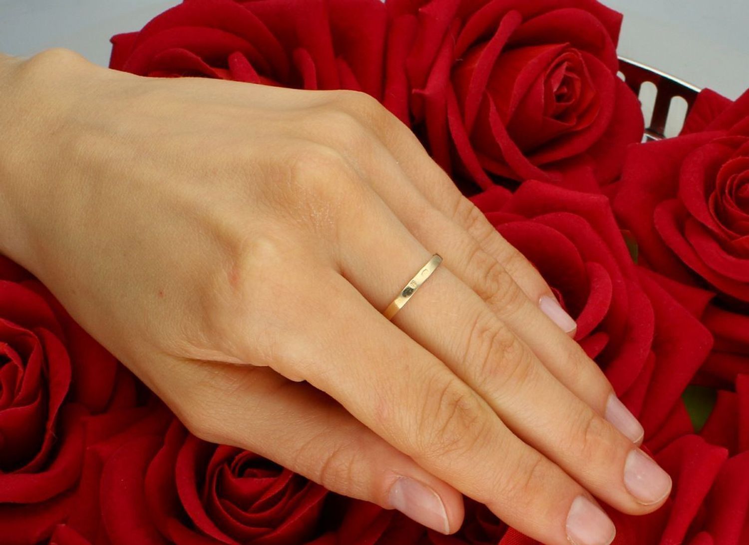 Złoty pierścionek damski próby 585 z owalnym białym kamieniem syntetycznym. Waga 2,15 g, wielkość elementu ozdobnego 1,0 cm x 7 mm, rozmiar 14. Elegancka biżuteria na co dzień.1.jpg