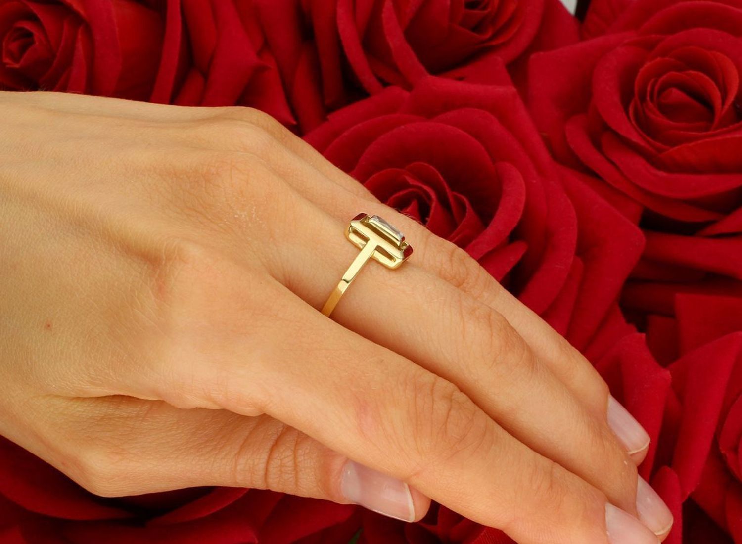 Złoty pierścionek damski próba 585 z kwadratowym wzorem zdobionym cyrkoniami. Model DIA-PRS-7905-585, waga 1,97 g, szerokość szyny 1 mm, element ozdobny 8 mm, rozmiar 14. 1.jpg