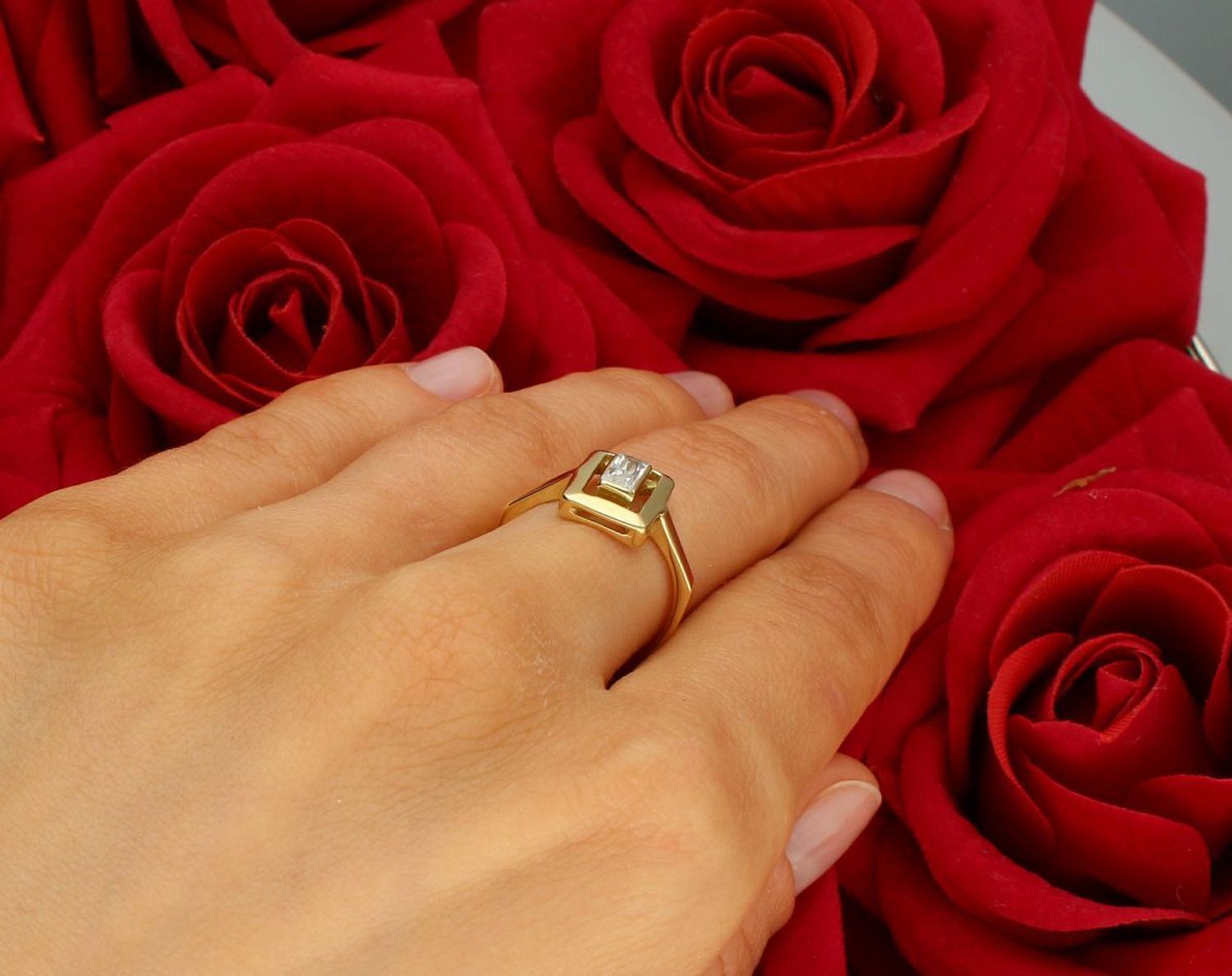 Złoty pierścionek damski próba 585 z kwadratowym wzorem zdobionym cyrkoniami. Model DIA-PRS-7905-585, waga 1,97 g, szerokość szyny 1 mm, element ozdobny 8 mm, rozmiar 14. 1.jpg