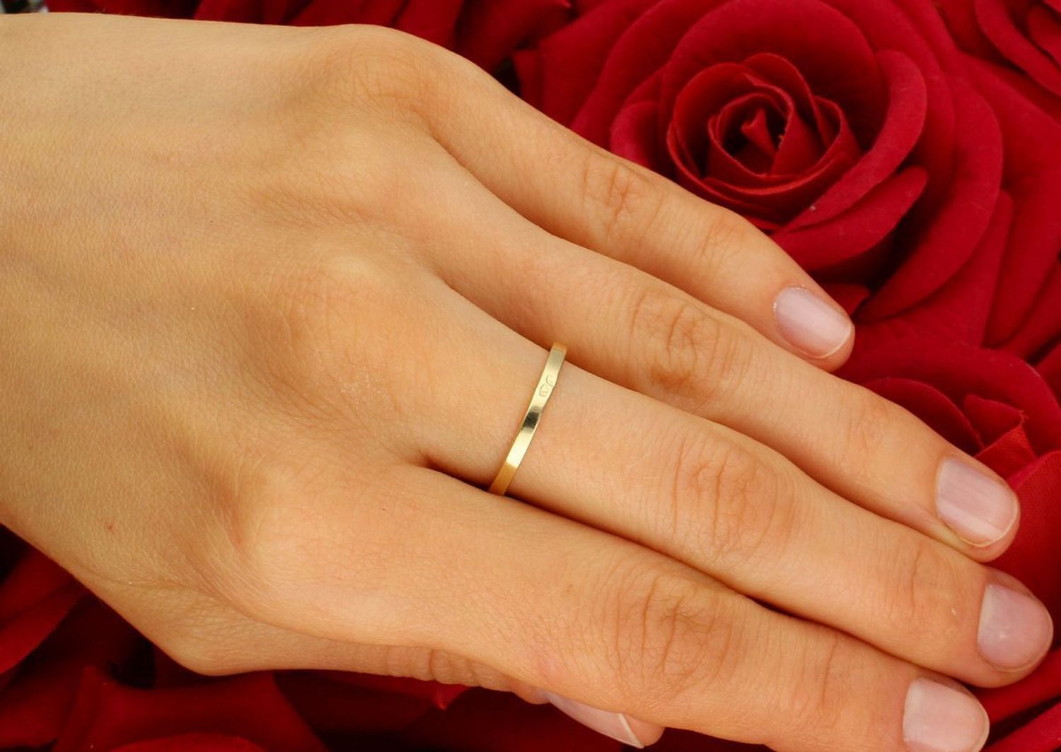 Złoty pierścionek damski próba 585 z kwadratowym wzorem zdobionym cyrkoniami. Model DIA-PRS-7905-585, waga 1,97 g, szerokość szyny 1 mm, element ozdobny 8 mm, rozmiar 14. 1.jpg