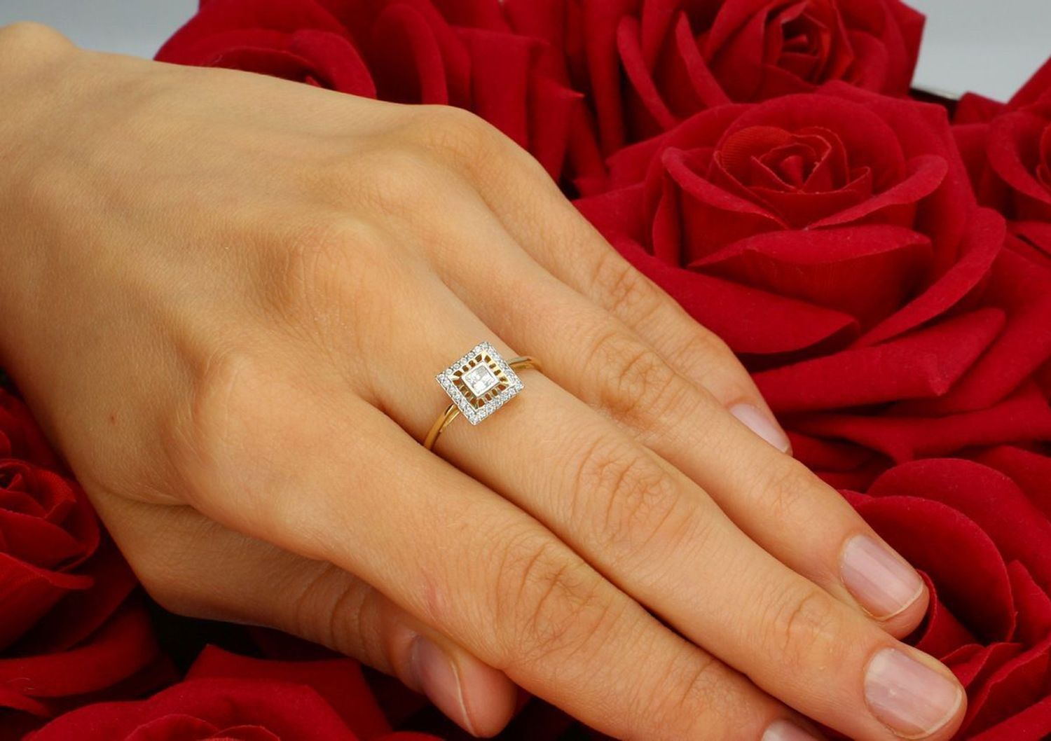 Złoty pierścionek damski próba 585 z kwadratowym wzorem zdobionym cyrkoniami. Model DIA-PRS-7905-585, waga 1,97 g, szerokość szyny 1 mm, element ozdobny 8 mm, rozmiar 14. 1.jpg